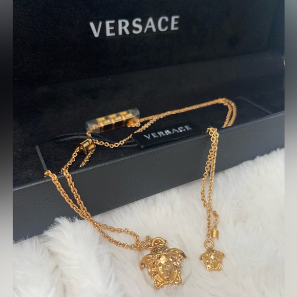 VERSACE
Gold Medusa Necklace - Picture 3 of 4